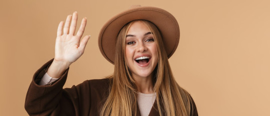 Say hello like a real French person: 10 useful expressions!